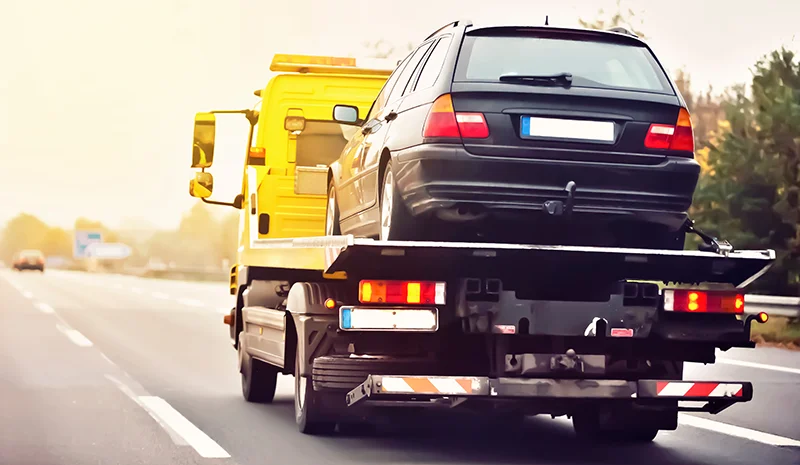 Abschleppwagen an der A81 zwischen Stuttgart und Herrenberg